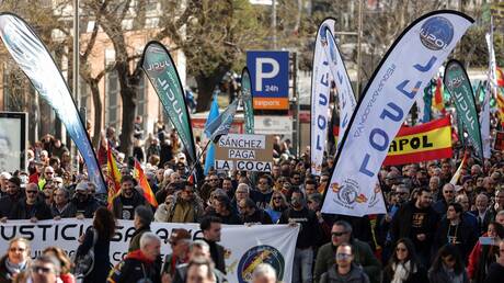 رجال الشرطة يتظاهرون في إسبانيا ضد مشروع إصلاح 
