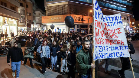 اليونان.. رئيس الوزراء يعتذر عن كارثة القطار والآلاف يطالبون بالمحاسبة (فيديو)