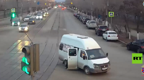 بالفيديو من روسيا.. فتاة تسقط من حافلة أثناء سيرها