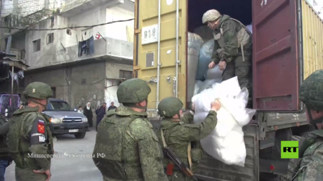 الجيش الروسي يسلم مساعدات إلى دار أيتام في اللاذقية