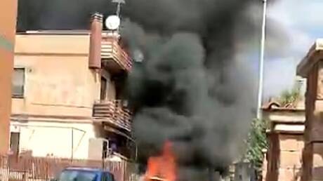فيديو من مكان تحطم طائرة تدريب إيطالية في منطقة سكنية