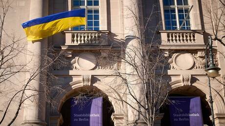 سياسي بلغاري ينزع العلم الأوكراني عن شرفة بلدية صوفيا