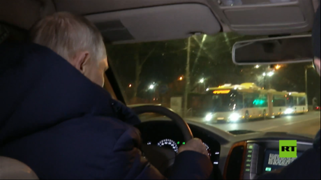 فيديو جديد لبوتين يجلس خلف المقود يتفقد أحوال مدينة ماريوبول المحررة