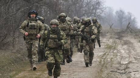 فيديو يحبس الأنفاس.. جندي روسي يتسلل إلى خندق أوكراني لإنقاذ رفاقه.. شاهد النتيجة!