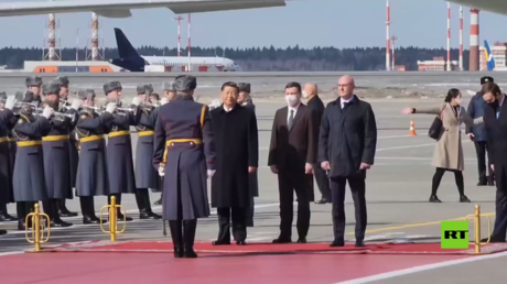 بالفيديو.. نائب رئيس الوزراء الروسي يستقبل الرئيس الصيني في مطار فنوكوفو بموسكو