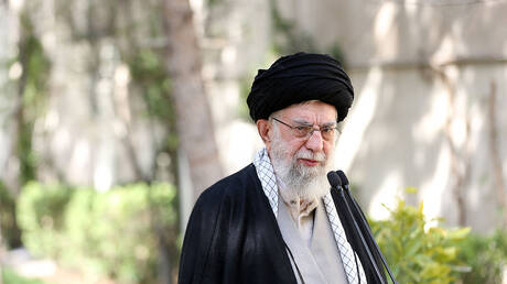 خامنئي:  العدو يسعى وراء تغيير هوية الجمهورية الإسلامية الإيرانية وتشكيل حكومة موالية له