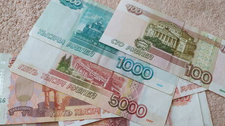 روسيا.. القبض على عصابة امتهنت تزوير العملات على نطاق واسع