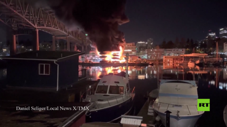بالفيديو.. حريق ضخم في منشأة لتخزين القوارب في سياتل الأمريكية