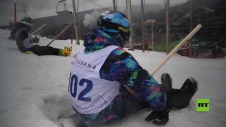 بالفيديو من روسيا.. مسابقة غريبة من نوعها "التزلج على المجارف"