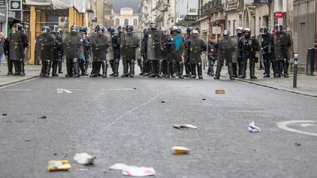 فرنسا.. صدامات عنيفة في باريس بين المحتجين والشرطة (فيديو)