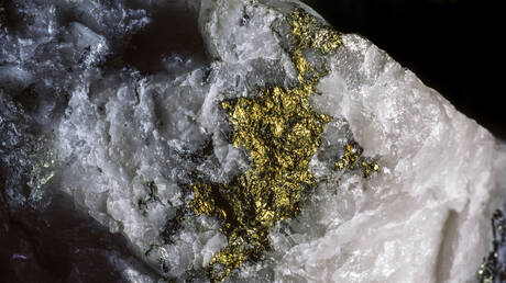 رجل محظوظ يعثر على كتلة ضخمة من الذهب تبلغ قيمتها أكثر من 160 ألف دولار