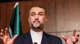 سوريا.. عبد اللهيان يزور مرقد حافظ الأسد في اللاذقية