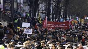 تواصل المظاهرات والإضرابات احتجاجا على إصلاح نظام التقاعد في فرنسا (فيديو)