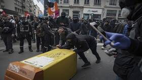 فرنسا.. مشروع قانون المعاشات يمضي قدما رغم الاحتجاجات وأطنان القمامة