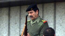 صدام حسين يكشف عميل الـFBI في 30 ثانية