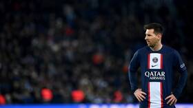 احرقوا عقد ميسي قبل توديعه.. لاعب باريسي سابق يسخر من