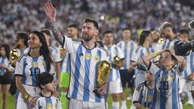 احتفالات عارمة واستقبال عاطفي لأبطال مونديال قطر 2022.. رد فعل ميسي وعائلته (فيديو)