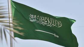الملك سلمان وولي عهده يعزيان أمير الكويت