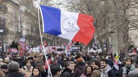 قناة فرنسية: عدد المشاركين في الاحتجاجات وصل إلى 740 ألف شخص