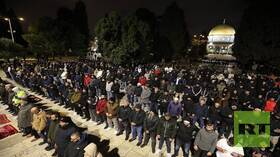 بالصور.. 25 ألف مصل يؤدون صلاة التراويح في رحاب المسجد الأقصى