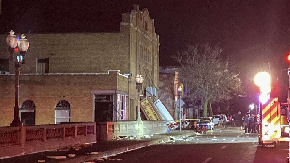 انهيار سقف مسرح خلال حفل موسيقي في الولايات المتحدة (فيديو)