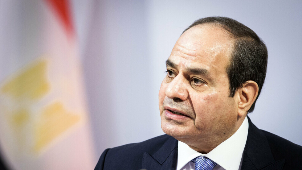 بالفيديو.. مشايخ سيناء يقدمون هدية تذكارية للرئيس السيسي بمناسبة ذكرى انتصار 10 رمضان