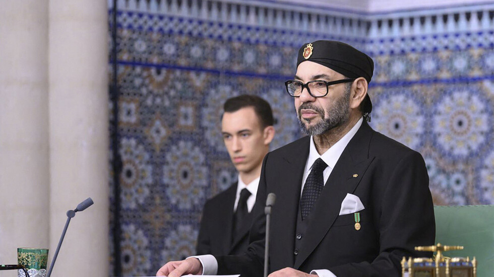 رئيس الغابون يبكي الحضور بموقف للملك المغربي محمد السادس تجاهه (فيديو)