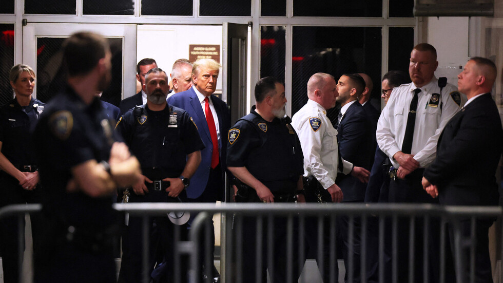 بالفيديو.. لحظة خروج ترامب من قاعة الاحتجاز متوجها للمثول أمام القاضي