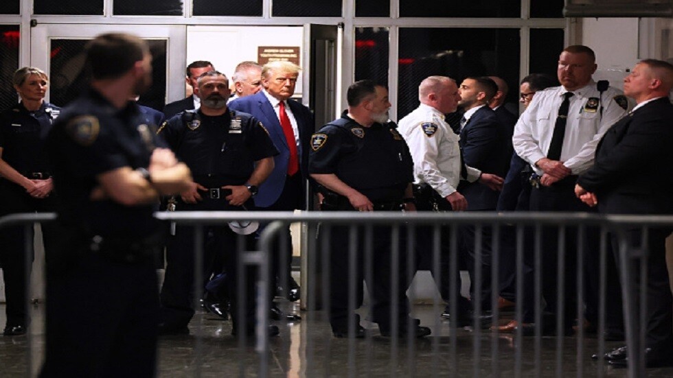 الصور الأولى لمثول ترامب أمام القاضي داخل المحكمة