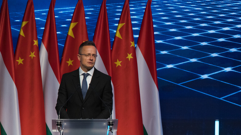 وزير خارجية هنغاريا: خطة الصين للتسوية في أوكرانيا تستحق الدراسة