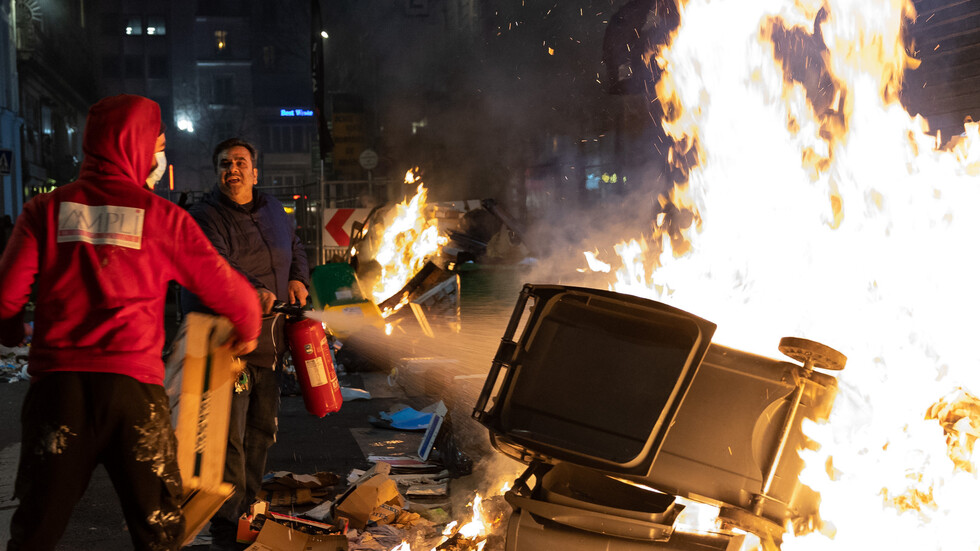 باريس.. متظاهرون يستولون على مقر أكبر صندوق استثماري في العالم