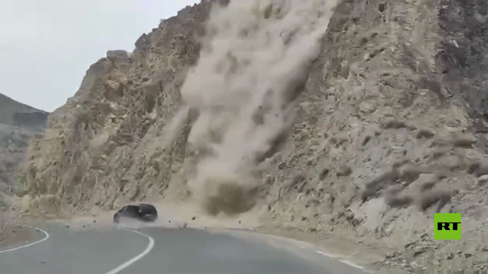 روسيا.. نجاة ركاب سيارة بأعجوبة في انهيار صخري على طريق جبلي