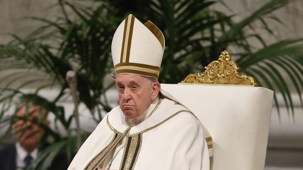 البابا فرنسيس يغسل أقدام الأحداث ويقبلها في خميس العهد بسجن في روما (صور)