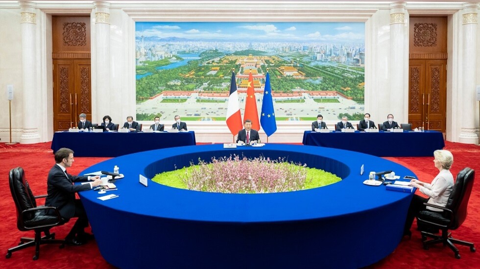 إذلال مزدوج للأوروبيين.. صورة ماكرون وفون دير لاين في اجتماعهما مع شي تثير سخرية الفرنسيين