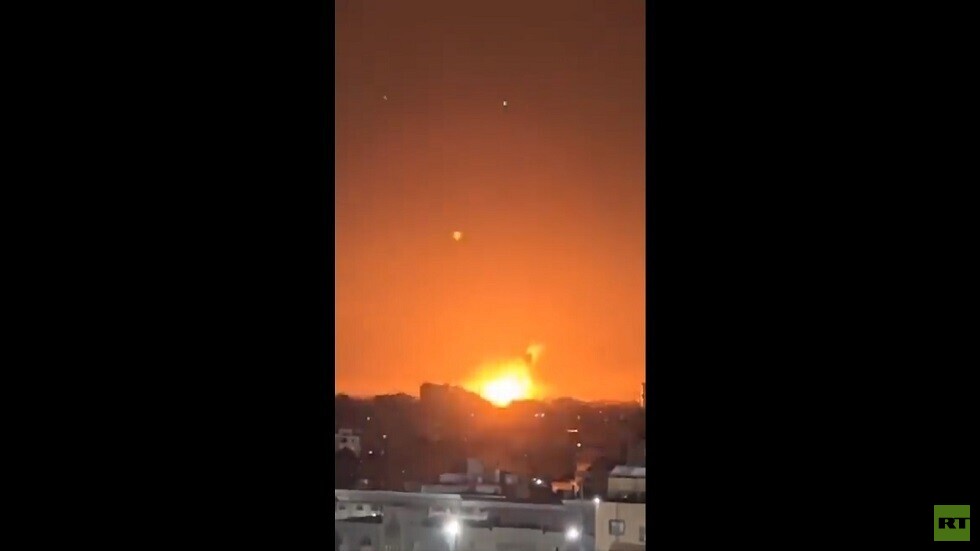 مراسل RT: انفجارات قوية تهز غرب مدينة غزة والجيش الإسرائيلي يعلن شن غارات على القطاع