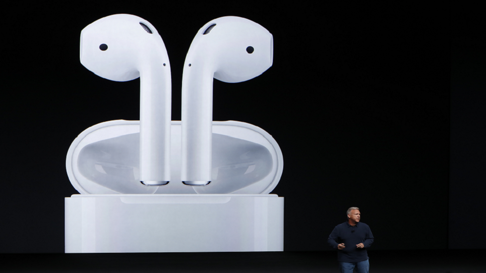 هل تأتي AIRPODS الجديدة مع شاشة تعمل باللمس؟