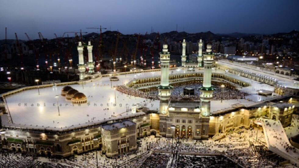 راهب هندوسي يدعو لغزو مكة المكرمة والاستيلاء على الكعبة (فيديو)