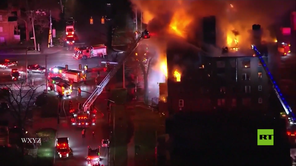 بالفيديو.. حريق هائل في ديترويت الأمريكية