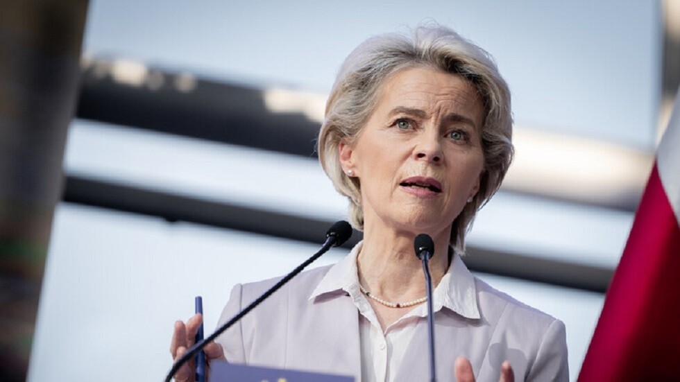 سياسي فرنسي يسخر من فون دير لاين بعد تعرضها "للإهانة" في الصين