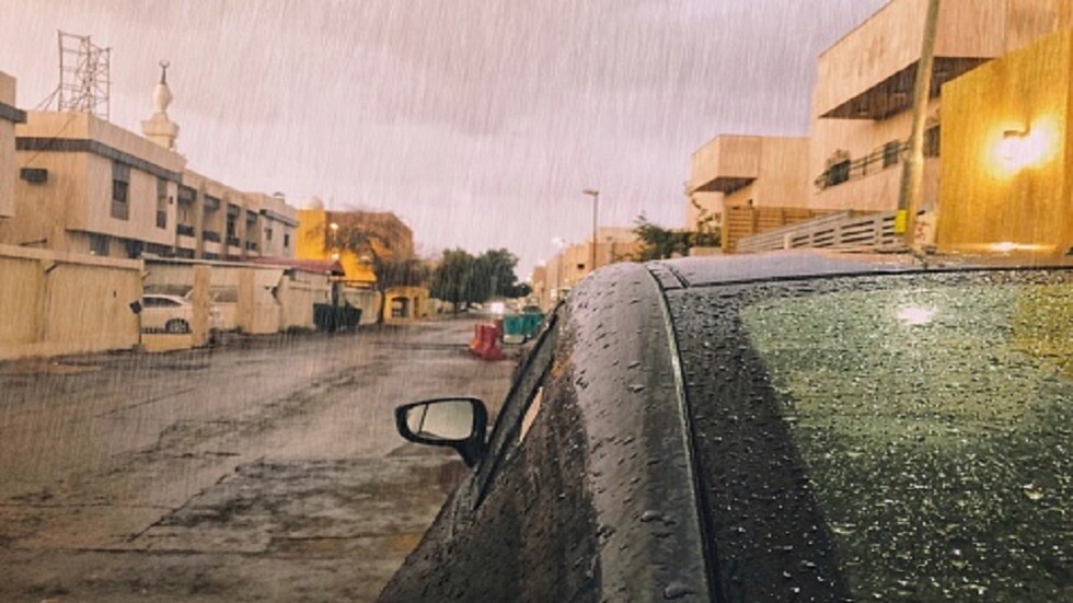 أمطار غزيرة وبرد شرق المدينة المنورة وتوقعات بجريان السيول (فيديو)