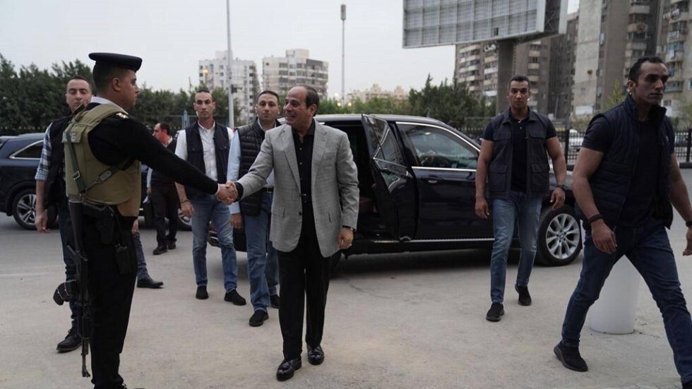 السيسي يجري زيارة مفاجئة لقسم شرطة مدينة نصر ويتناول الإفطار مع ضباطه وأفراده (صور + فيديو)
