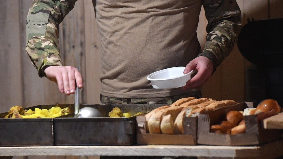 طاه من مطعم حائز نجمة "ميشلان" يعد الطعام للجنود الروس في أوكرانيا