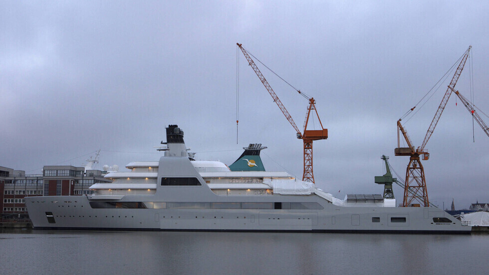 يخت الملياردير الروسي ابراموفيتش يرسو في مرمريس التركية