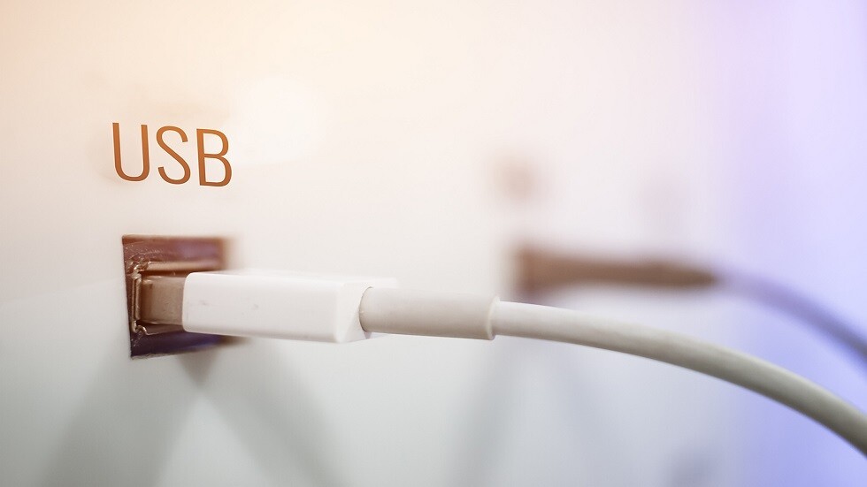 "أف بي آي" يحذر من محطات شحن الهواتف العامة