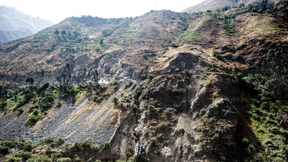 مصرع 10 أشخاص بحادث سقوط حافلة بنهر في بيرو