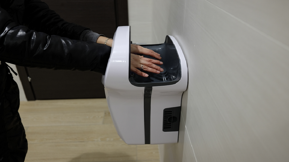 لماذا لا ينبغي استخدام مجفف الأيدي مطلقا؟!