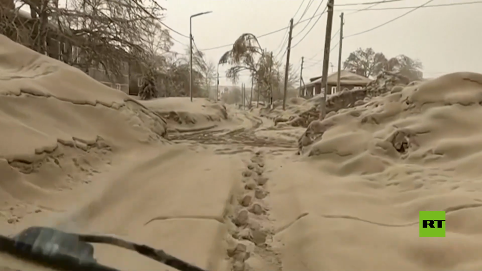 يشبه كعكة التيراميسو الإيطالية.. رماد بركاني كثيف يغرق قرية في كامتشاتكا