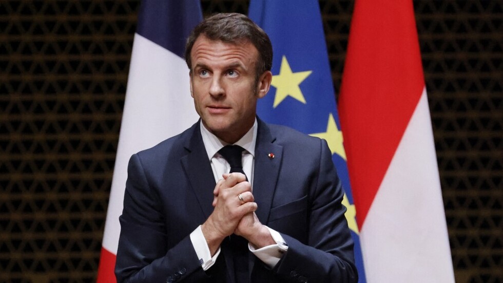 "رئيس العنف والنفاق".. متظاهرون "يحاكمون" ماكرون في لاهاي (فيديو)