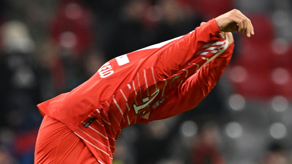 نجم بايرن يثير تفاعلا بسبب شعار مانشستر سيتي (فيديو)