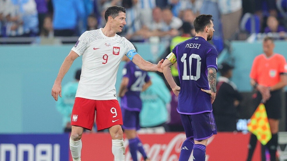 "أريد اللعب معه قريبا".. ليفاندوفسكي يلمح لعودة ميسي إلى برشلونة